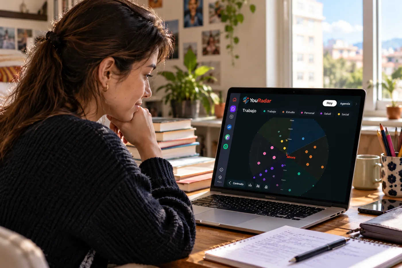Estudiante mirando su laptop con el radar de YouRadar en la pantalla